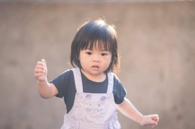 Malezya 'daki Kuala Lumpur Şehir Merkezi' ndeki KLCC Parkı 'nda çocuk parkında oynayan bir yaşındaki Malezyalı kız..