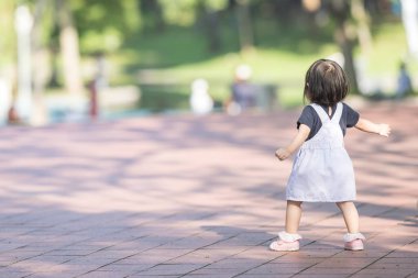 Malezya 'daki Kuala Lumpur Şehir Merkezi' ndeki KLCC Parkı 'nda çocuk parkında oynayan bir yaşındaki Malezyalı kız..