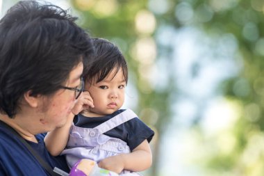Malezya 'daki Kuala Lumpur Şehir Merkezi' ndeki KLCC Parkı 'nda 30' lu yaşlardaki babasıyla çocuk parkı ekipmanlarında oynayan bir Çinli kız..