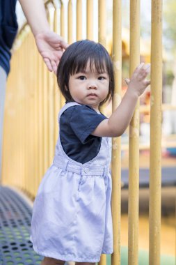 Malezya 'daki Kuala Lumpur Şehir Merkezi' ndeki KLCC Parkı 'nda 30' lu yaşlarında annesiyle birlikte çocuk parkında oynayan bir Çinli kız çocuğu..