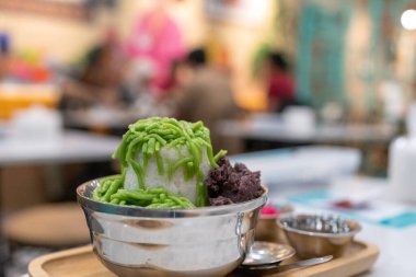 Bukit Bintang, Kuala Lumpur, Malezya 'daki bir alışveriş merkezindeki Nyonya restoranında leziz bir merkez..