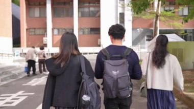 Taipei 'nin Da' an bölgesinde, genç bir Tayvanlı erkek ve kadını 20 'li yaşlarda bir Güney Asyalı kadınla bir üniversite kampüsünde arkadaşça yürürken ve sohbet ederken gösteren bir video var..