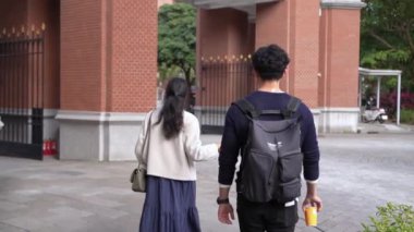Taipei 'nin Da' an bölgesinde, genç bir Tayvanlı erkek ve kadını 20 'li yaşlarda bir Güney Asyalı kadınla bir üniversite kampüsünde arkadaşça yürürken ve sohbet ederken gösteren bir video var..