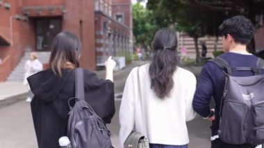 Taipei 'nin Da' an bölgesinde, genç bir Tayvanlı erkek ve kadını 20 'li yaşlarda bir Güney Asyalı kadınla bir üniversite kampüsünde arkadaşça yürürken ve sohbet ederken gösteren bir video var..