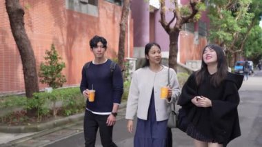 Taipei 'nin Da' an bölgesinde, genç bir Tayvanlı erkek ve kadını 20 'li yaşlarda bir Güney Asyalı kadınla bir üniversite kampüsünde arkadaşça yürürken ve sohbet ederken gösteren bir video var..