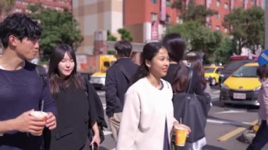 Taipei 'nin Da' an bölgesinde, genç bir Tayvanlı erkek ve kadını 20 'li yaşlarda bir Güney Asyalı kadınla bir üniversite kampüsünde arkadaşça yürürken ve sohbet ederken gösteren bir video var..