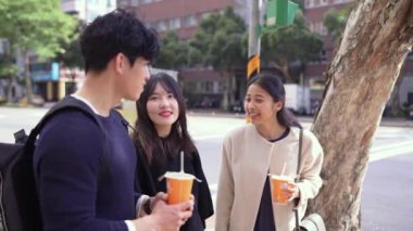 Da 'an Bölgesi, Taipei' de bir ara sokakta, yavaş çekim videosunda Tayvanlı bir erkek ve kadının yirmili yaşlarında Güney Asyalı bir kadınla dostça sohbet ettiği görülüyor..