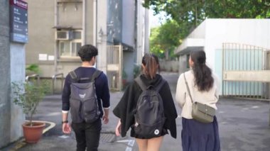 Da 'an Bölgesi' nde, Taipei 'de, bir üniversitenin yakınındaki bir sokakta yürüyen ve sohbet eden yirmili yaşlardaki iki kadını, bir Tayvanlı ve diğer Güney Asyalıyı gösteren yavaş çekim bir video var..