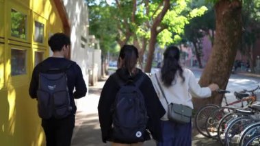 Da 'an Bölgesi' nde, Taipei 'de, bir üniversitenin yakınındaki bir sokakta yürüyen ve sohbet eden yirmili yaşlardaki iki kadını, bir Tayvanlı ve diğer Güney Asyalıyı gösteren yavaş çekim bir video var..