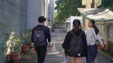 Da 'an Bölgesi' nde, Taipei 'de, bir üniversitenin yakınındaki bir sokakta yürüyen ve sohbet eden yirmili yaşlardaki iki kadını, bir Tayvanlı ve diğer Güney Asyalıyı gösteren yavaş çekim bir video var..
