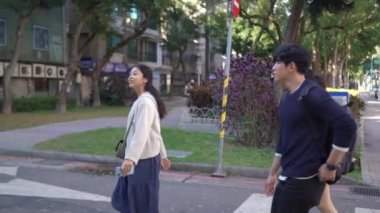 Da 'an Bölgesi' nde, Taipei 'de, bir üniversitenin yakınındaki bir sokakta yürüyen ve sohbet eden yirmili yaşlardaki iki kadını, bir Tayvanlı ve diğer Güney Asyalıyı gösteren yavaş çekim bir video var..