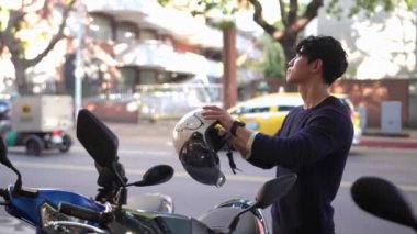 Taipei 'nin Da' an Bölgesi 'nde, bir üniversitenin yakınında, yavaş çekim videosunda, yirmili yaşlarda Tayvanlı bir adamın motosiklete binmeden önce arkadaşça bir konuşma yaptığı görülüyor..