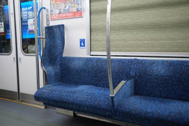 Hanshin 'in içinde Kobe Şehri, Hyogo Bölgesi, Japonya' da Sannomiya yakınlarında çalışan bir tren var..