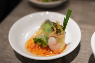 Kobe City, Hyogo Bölgesi, Japonya 'da Sannomiya yakınlarındaki bir restoranda lezzetli Tayland yemekleri servis ediliyor..