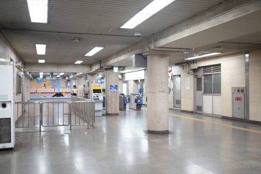 2036 yazında Kobe Sannomiya, Kobe City 'deki Kobe Sannomiya İstasyonu, Hyogo Bölgesi, Japonya.