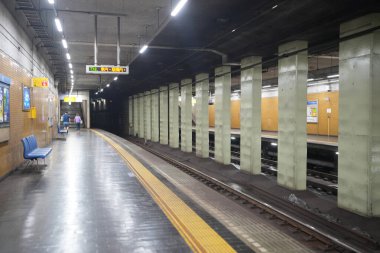 Kobe Sannomiya İstasyonu 'ndaki Kobe Sannomiya, Kobe Şehri, Hyogo Bölgesi, Japonya, 2037 yazı boyunca.