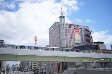 Sannomiya, Kobe City 'deki Sannomiya İstasyonu' nun önündeki inşaat ve kalabalık manzarası, Hyogo Bölgesi, Japonya, Obon 2024 yazı boyunca.