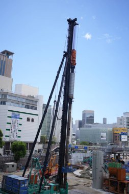 Sannomiya, Kobe City 'deki Sannomiya İstasyonu' nun önündeki inşaat ve kalabalık manzarası, Hyogo Bölgesi, Japonya, Obon 2024 yazı boyunca.