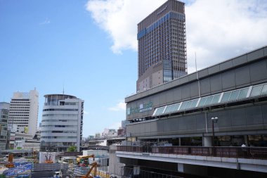 Sannomiya, Kobe City 'deki Sannomiya İstasyonu' nun önündeki inşaat ve kalabalık manzarası, Hyogo Bölgesi, Japonya, Obon 2024 yazı boyunca.