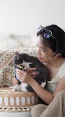 Haziran 'da Selangor Malezya' da yirmili yaşlarda Çinli bir kadın ve 30 'lu yaşlarda bir erkek kediyi odasının önünde ağırdan alınmış mobilyalarla besliyor.