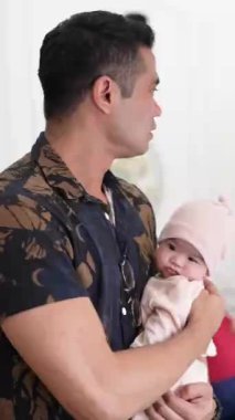 Haziranda Malezya 'nın Selangor kentindeki şık bir batılı kafede 30 yaşlarında Hintli bir adam birkaç aylık bir kız çocuğu tutuyor..