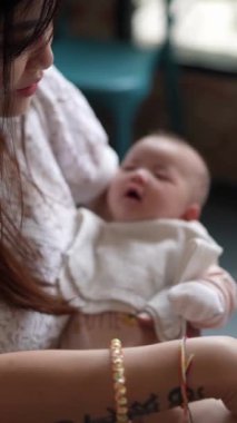 20 küsur Çinli Malezyalı kadın ve birkaç aylık Çinli Malezyalı bebek Haziran 'da Malezya' nın Selangor kentindeki şık batı kafesinde eğleniyorlar..