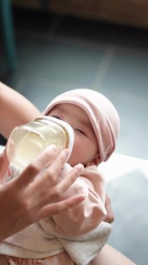 Malezyalı 20 'li yaşlarda Çinli bir kadın Haziran' da Malezya 'nın Selangor kentindeki şık bir batılı kafede birkaç aylık Çinli bebek sütü ile besliyor..