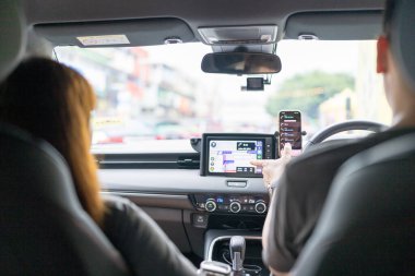 Çinli Malezyalı çift 30 'larında Kuala Lumpur, Malezya' da araba kullanıyor..