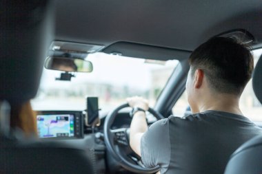 Çinli Malezyalı çift 30 'larında Kuala Lumpur, Malezya' da araba kullanıyor..