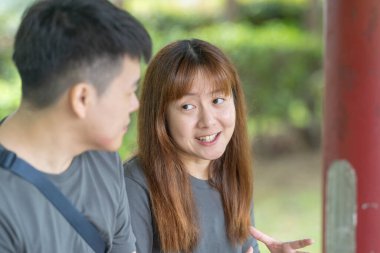 Çinli Malezyalı çift 30 'lu yaşlarda Kuala Lumpur, Malezya' daki Çin tarzı bahçede vakit geçiriyor..