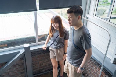 Çinli Malezyalı çift 30 'lu yaşlarda Kuala Lumpur, Malezya' daki Çin tarzı bahçede vakit geçiriyor..