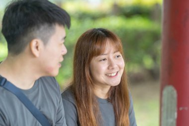 Çinli Malezyalı çift 30 'lu yaşlarda Kuala Lumpur, Malezya' daki Çin tarzı bahçede vakit geçiriyor..