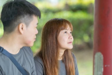 Çinli Malezyalı çift 30 'lu yaşlarda Kuala Lumpur, Malezya' daki Çin tarzı bahçede vakit geçiriyor..