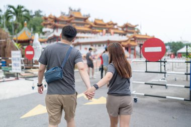 Çinli Malezyalı çift 30 'larında ünlü Çin tapınağında vakit geçiriyor. Kuala Lumpur, Malezya' da turistler arasında popüler..