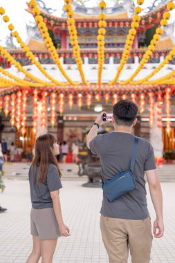 Çinli Malezyalı çift 30 'larında ünlü Çin tapınağında vakit geçiriyor. Kuala Lumpur, Malezya' da turistler arasında popüler..