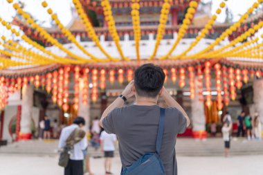 Çinli Malezyalı çift 30 'larında ünlü Çin tapınağında vakit geçiriyor. Kuala Lumpur, Malezya' da turistler arasında popüler..