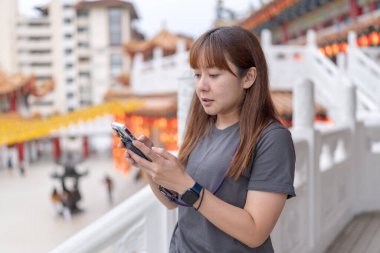 Çinli Malezyalı çift 30 'larında ünlü Çin tapınağında vakit geçiriyor. Kuala Lumpur, Malezya' da turistler arasında popüler..