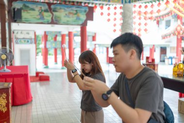 Çinli Malezyalı çift 30 'larında ünlü Çin tapınağında vakit geçiriyor. Kuala Lumpur, Malezya' da turistler arasında popüler..