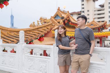 Çinli Malezyalı çift 30 'larında ünlü Çin tapınağında vakit geçiriyor. Kuala Lumpur, Malezya' da turistler arasında popüler..