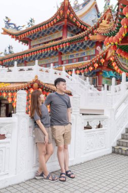 Çinli Malezyalı çift 30 'larında ünlü Çin tapınağında vakit geçiriyor. Kuala Lumpur, Malezya' da turistler arasında popüler..