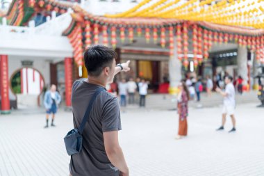 Çinli Malezyalı çift 30 'larında ünlü Çin tapınağında vakit geçiriyor. Kuala Lumpur, Malezya' da turistler arasında popüler..