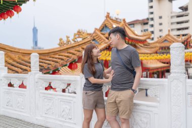 Çinli Malezyalı çift 30 'larında ünlü Çin tapınağında vakit geçiriyor. Kuala Lumpur, Malezya' da turistler arasında popüler..
