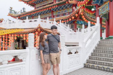 Çinli Malezyalı çift 30 'larında ünlü Çin tapınağında vakit geçiriyor. Kuala Lumpur, Malezya' da turistler arasında popüler..