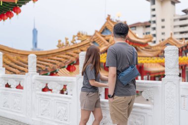 Çinli Malezyalı çift 30 'larında ünlü Çin tapınağında vakit geçiriyor. Kuala Lumpur, Malezya' da turistler arasında popüler..