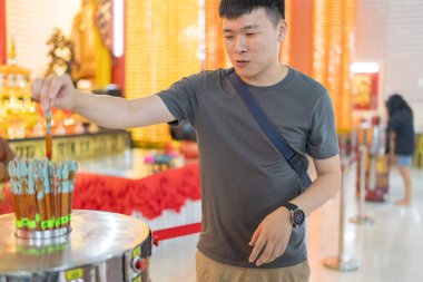 Çinli Malezyalı çift 30 'larında ünlü Çin tapınağında vakit geçiriyor. Kuala Lumpur, Malezya' da turistler arasında popüler..