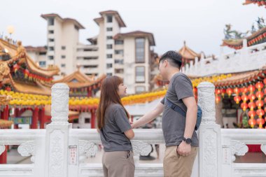 Çinli Malezyalı çift 30 'larında ünlü Çin tapınağında vakit geçiriyor. Kuala Lumpur, Malezya' da turistler arasında popüler..