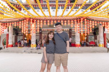 Çinli Malezyalı çift 30 'larında ünlü Çin tapınağında vakit geçiriyor. Kuala Lumpur, Malezya' da turistler arasında popüler..
