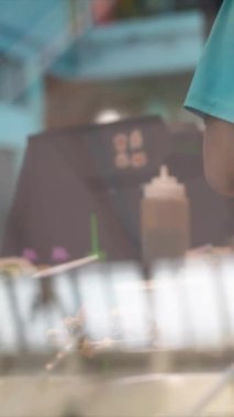 Malezyalı 30 'lu ve 1 yaşındaki Çinli anne babalar, Malezya' nın başkenti Kuala Lumpur 'da serin bir Haziran sabahı salıncaklar ve tahterevalliler üzerinde mutlu bir şekilde oynuyorlar..