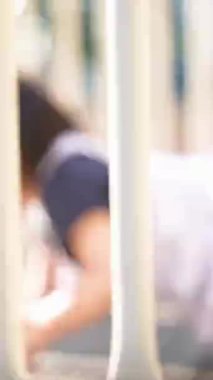 Malezyalı 30 'lu ve 1 yaşındaki Çinli anne babalar, Malezya' nın başkenti Kuala Lumpur 'da serin bir Haziran sabahı salıncaklar ve tahterevalliler üzerinde mutlu bir şekilde oynuyorlar..