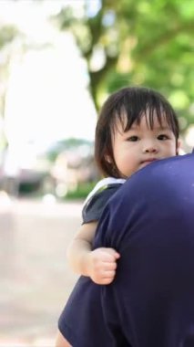 Malezyalı 30 'lu ve 1 yaşındaki Çinli anne babalar, Malezya' nın başkenti Kuala Lumpur 'da serin bir Haziran sabahı salıncaklar ve tahterevalliler üzerinde mutlu bir şekilde oynuyorlar..